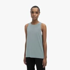 On Running Women's Active Tank -Favorite Wear medium 85e2f2c2 fa79 445b b443 682dde2b8a27
