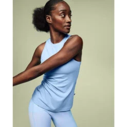 ON Running Women's Movement Tank -Favorite Wear medium e4d4fc0a c57e 4862 8fad f500d258171d